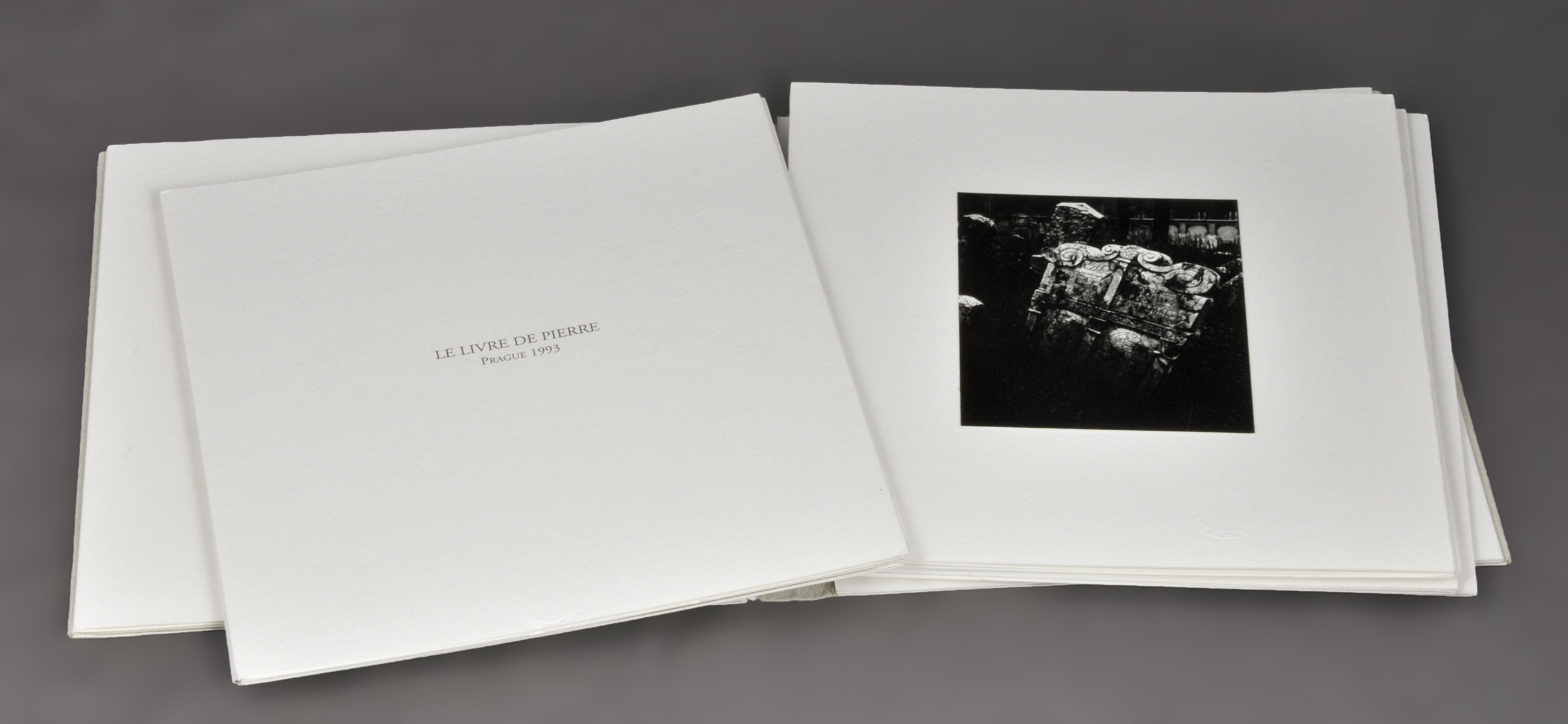 Livre de pierre (Le) : Prague 1993 : suite de 8 photographies noir et blanc | Szwarc, Rachel. Auteur